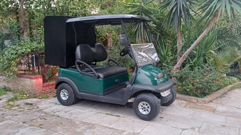 Club Car Precedent 2015 πράσινο ηλεκτρικό golf cart με μαύρη κλειστή καμπίνα room service και ρολό ασφαλείας πίσω